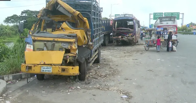 ট্রাক ও বাসের সড়ক দুর্ঘটনা